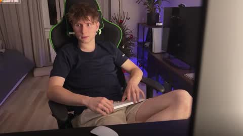 Snapshot of boykik chatting on January 2025 11:30:01 PM Eddie online show from January 2025 11:30:01 PM