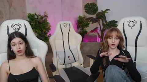 Snapshot of bright_diamonds_054 chatting on January 2025 06:03:01 PM Diamonds Girls online show from January 2025 06:03:01 PM