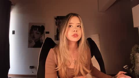 Nat  Independent model  Please help me to reach 200 thumbs up online show from March 2026 04:17:02 PM