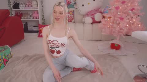 Stella online show from December 2024 10:19:01 PM