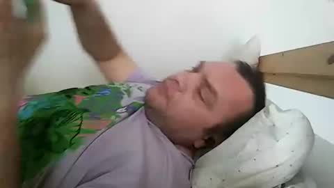 Snapshot of bury703709 chatting on January 2025 10:27:02 AM Creazy dad online show from January 2025 10:27:02 AM