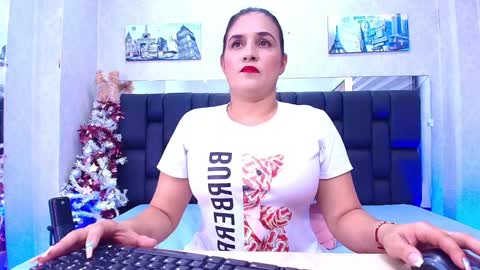 Snapshot of c_fox_ chatting on January 2025 03:01:01 AM Carolina online show from January 2025 03:01:01 AM
