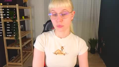 Snapshot of call_me_heaven chatting on April 2026 03:15:02 PM Good girl Ann online show from April 2026 03:15:02 PM