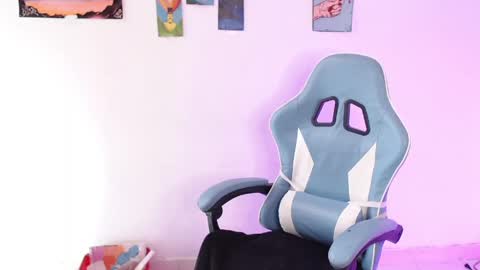 callmebluee online show from April 2026 06:11:02 PM