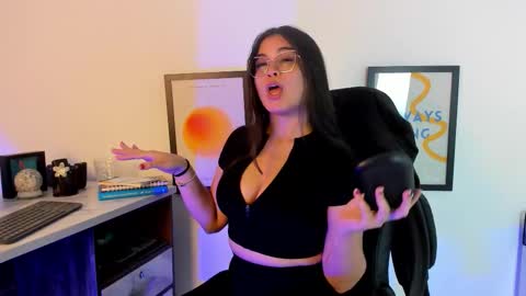 Camila online show from October 2025 06:32:01 PM