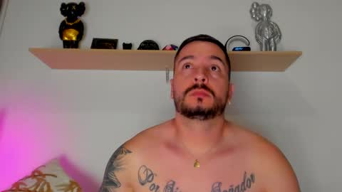 camilo_restrepo21 online show from September 2025 01:38:02 AM
