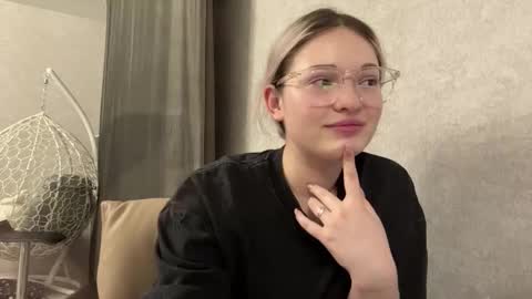 candelariahile online show from February 2026 03:30:01 PM