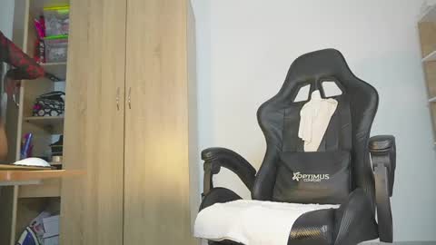 Nickol online show from April 2026 08:33:01 PM