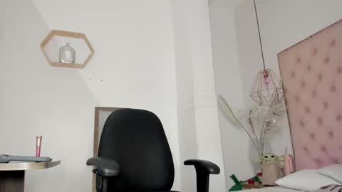 caramel_hellen online show from December 2025 11:15:01 AM