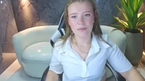 Snapshot of carla_tp chatting on October 2025 12:46:02 PM Carla online show from October 2025 12:46:02 PM