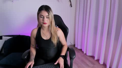 carolina_torres25 online show from April 2026 01:27:02 PM