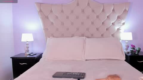 Caroline online show from October 2025 07:33:02 PM