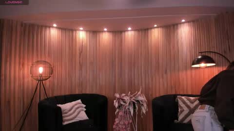 Caro online show from November 2025 10:37:02 AM