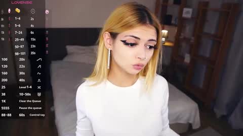 Hello everyone Im Monica Its my first day Were going to have fun together  online show from November 2025 07:51:02 PM