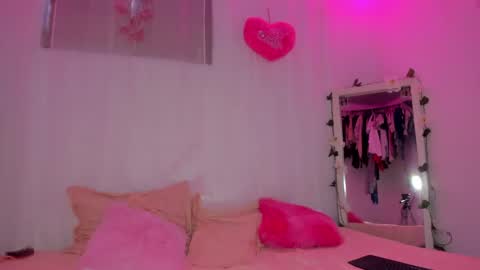 Snapshot of catalina_and_roger chatting on January 2025 08:39:01 PM Cata y Roger online show from January 2025 08:39:01 PM