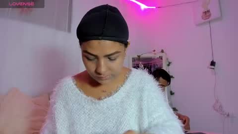 Snapshot of catalina_and_roger chatting on February 2025 12:06:02 PM Cata y Roger online show from February 2025 12:06:02 PM