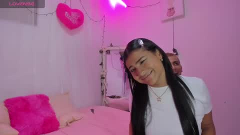 Snapshot of catalina_and_roger chatting on March 2025 04:04:01 AM Cata y Roger online show from March 2025 04:04:01 AM