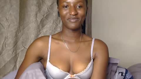 Snapshot of cee_queen chatting on June 2026 03:20:02 AM cee_queen online show from June 2026 03:20:02 AM