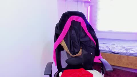 celeste_bonnet1 online show from October 2025 07:04:02 PM