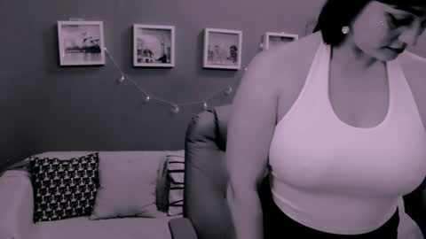 The Queen online show from December 2024 01:47:01 AM