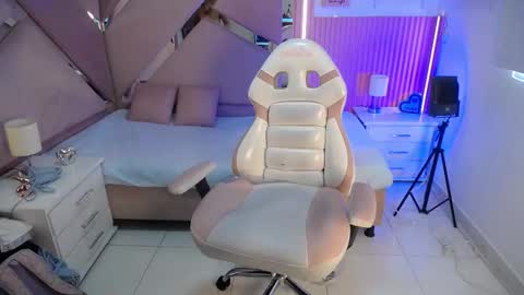 Charlotte  online show from October 2025 01:09:02 PM