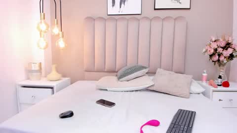 charlottee_evans1 online show from September 2025 01:34:01 PM