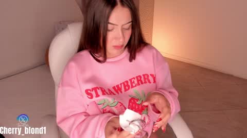 Snapshot of cherry_blond_ chatting on December 2024 09:39:02 AM Cherry online show from December 2024 09:39:02 AM