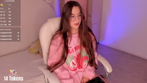 Snapshot of cherry_blond_ chatting on January 2025 04:43:01 AM Cherry online show from January 2025 04:43:01 AM
