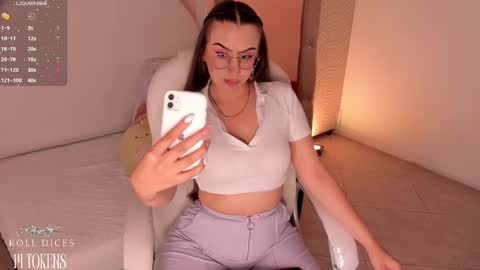 Snapshot of cherry_blond_ chatting on March 2025 12:42:01 AM Cherry online show from March 2025 12:42:01 AM