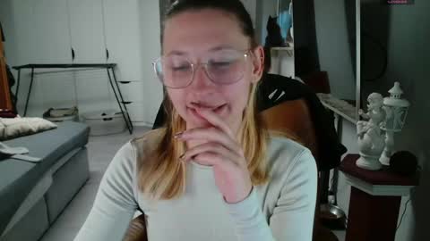 Snapshot of cherryangle chatting on April 2026 06:09:01 PM Leonie online show from April 2026 06:09:01 PM