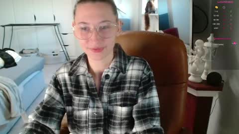 Snapshot of cherryangle chatting on April 2026 06:49:02 AM Leonie online show from April 2026 06:49:02 AM