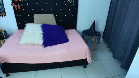 Snapshot of chikis__f_w chatting on October 2025 12:00:02 AM LAURA online show from October 2025 12:00:02 AM