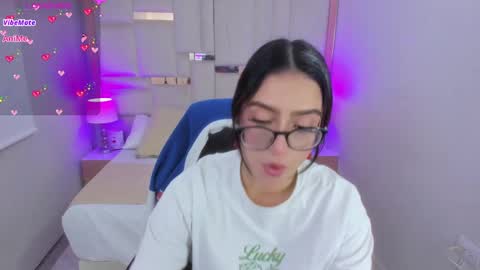 Snapshot of chloe_walk_ chatting on February 2025 01:17:02 PM Chloe online show from February 2025 01:17:02 PM