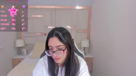 Snapshot of chloe_walk_ chatting on March 2025 06:11:01 PM Chloe online show from March 2025 06:11:01 PM
