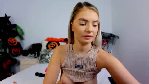 Snapshot of chloecheryy chatting on October 2025 05:02:02 AM Chloe online show from October 2025 05:02:02 AM