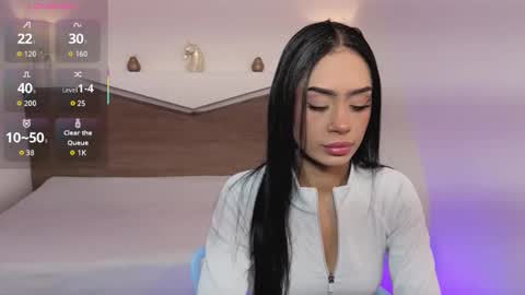 C H L O E online show from December 2025 12:00:01 PM