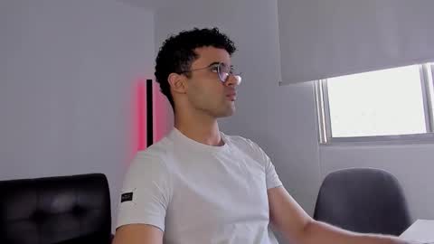 Im Chirs IM MODEL INDEPENDT online show from September 2025 06:24:02 PM