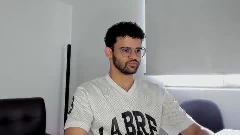 Im Chirs IM MODEL INDEPENDT online show from October 2025 02:51:02 PM