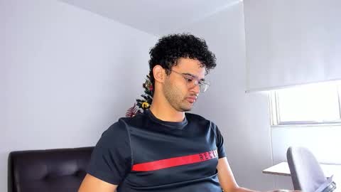 Im Chirs IM MODEL INDEPENDT online show from November 2025 03:25:02 PM