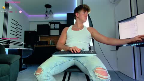 Snapshot of christianlevine_ chatting on January 2025 07:07:02 PM UPVOTE ME ------ ILL DO SOMETHING FOR FREE online show from January 2025 07:07:02 PM