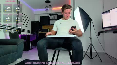 Snapshot of christianlevine_ chatting on February 2025 06:58:01 PM UPVOTE ME ------ ILL DO SOMETHING FOR FREE online show from February 2025 06:58:01 PM