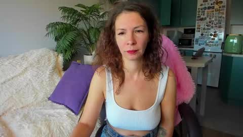 Snapshot of christina_hot chatting on October 2025 06:47:01 AM Chris online show from October 2025 06:47:01 AM