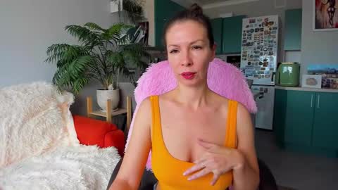 Snapshot of christina_hot chatting on October 2025 07:40:01 AM Chris online show from October 2025 07:40:01 AM