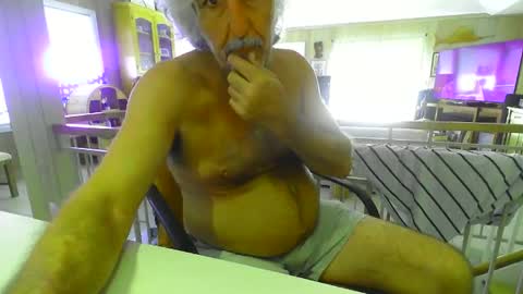 Snapshot of chuck354139 chatting on December 2024 08:51:01 PM chuck354139 online show from December 2024 08:51:01 PM