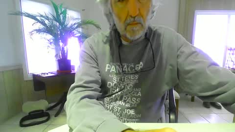 Snapshot of chuck354139 chatting on January 2025 06:12:02 PM chuck354139 online show from January 2025 06:12:02 PM