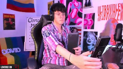 Snapshot of cinnamon_boyxxx chatting on January 2025 04:47:01 AM David Independent Model online show from January 2025 04:47:01 AM