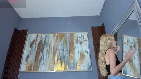 Snapshot of cinnia_ chatting on September 2025 12:18:01 PM Cintia online show from September 2025 12:18:01 PM