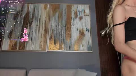 Snapshot of cinnia_ chatting on September 2025 12:09:01 PM Cintia online show from September 2025 12:09:01 PM