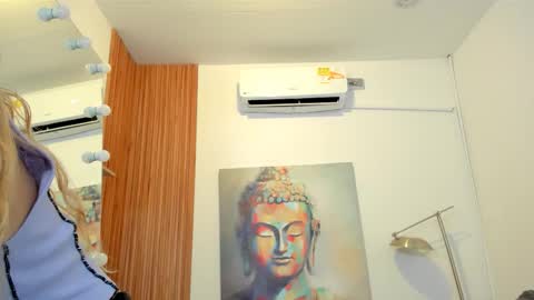 Snapshot of cinnia_ chatting on October 2025 12:03:02 PM Cintia online show from October 2025 12:03:02 PM