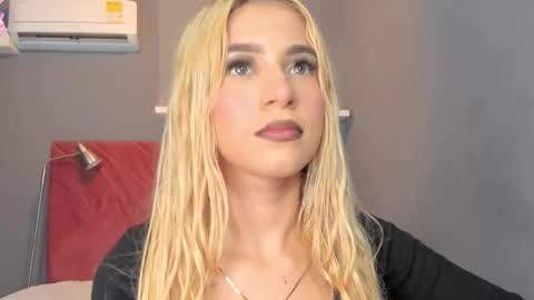 Snapshot of cinnia_ chatting on October 2025 12:49:02 PM Cintia online show from October 2025 12:49:02 PM